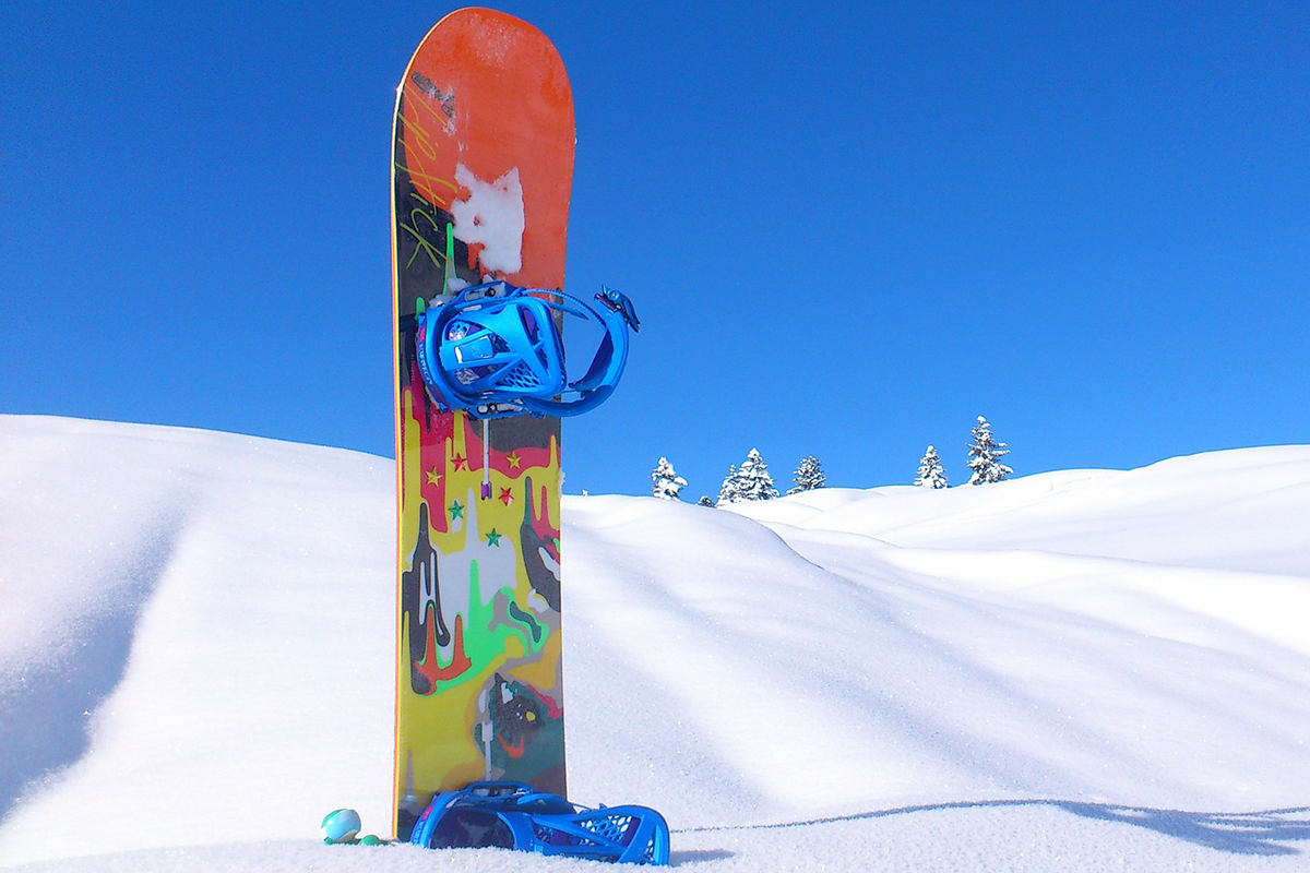 Snowboard v snehu